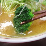 E・Y竹末 - ラーメンのトッピングとしては珍しいブロッコリー