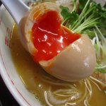 E・Y竹末 - 御用卵使用の味玉、黄身の濃いオレンジ色が濃厚さの証明