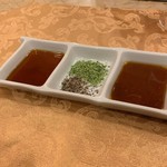 Suteki Resutoran Shou - ソース（右からバーベキュー、ねぎ塩ブラックペッパー、ポン酢）