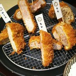 Tonkatsuittouagekamekawa - 食べ比べ リブロースの揚げ方抜群