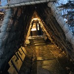 味道広路 - 玄関に続くエントランス。幻想的です。