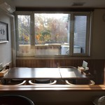 手打ちそば きた戸 - お蕎麦を打つ部屋から見る紅葉。
