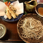 蕎麦荒井 - 海老天そば 海老2本全景
            海老天の他に野菜天ぷらも付いていました(^^)