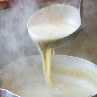 兼虎自慢の”香り高い豚骨魚介スープ”が人気の秘訣！
