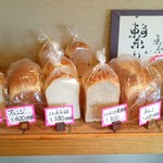 ベーカリーショップ　パンヘッド - 種類豊富な食パンコーナー