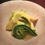 赤坂 渡なべ - うるい・筍・こごみ・くつし・ホタルイカ　黄身酢で 春の食材！つくしはめずらしい。うるいやこごみの食感と香りがいですね。 黄身酢はマヨネーズ風味が少し強いかな。