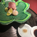 赤坂 渡なべ - お造り：メジマグロ・ボタン海老 中トロのメジマグロ、北海道のボタン海老。 醤油又はゴマ油と塩のタレでいただきます。 塩とゴマ油って、刺身に合うんですね。