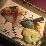 赤坂 渡なべ - お造り：メジマグロ・ボタン海老 中トロのメジマグロ、北海道のボタン海老。 醤油又はゴマ油と塩のタレでいただきます。 塩とゴマ油って、刺身に合うんですね。