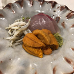 うを徳 - お造り（氷魚、函館の馬糞雲丹、下関の平政、わさび菜）