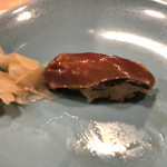 うを徳 - 式根島初鰹の燻り焼きのにぎり