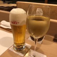 うを徳 - 生ビールジョッキとグラス白ワイン