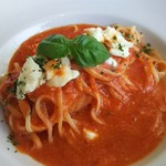 ケパサカフェ - 自家製トマトソースとモッツァレラ（大盛り）