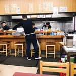 大黒ラーメン - 席からカウンターを見る