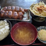 ホワイト餃子 - ランチ780円にもやしナムル300円。