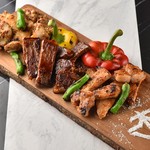 KUJIRA - 料理写真:グリルしたチキン、ポーク、ビーフと野菜を盛った贅沢な一皿。 みんなでシェアできるボリュームです