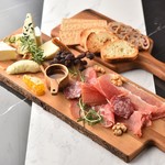 KUJIRA - 料理写真:3 種の生ハムと 5 種のチーズ、はちみつ、はちの巣、 ドライフルーツ、ナッツ、バケットと全粒粉のビスケットを添えて とにかくゴージャスなプレートです。 サラミはトリュフサラミ!トリュフの香りがします。