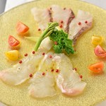 KUJIRA - 料理写真:シェフが毎日チョイスした 2 種の鮮魚を使用したカルパッチョ。 特製ソース「代官山・韻」の大将考案ソース