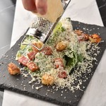 KUJIRA - 料理写真:一からシェフが考案したシーザードレッシング 厚切りのジューシーなベーコン 自家製クルトンは“ガーリック・クルトン”