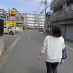 大門 - コインPは駐車場の先