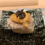 鮨 由う - 北海道噴火湾産 毛蟹と淡路産 キタムラサキウニ軍艦 
      鮨 由うオリジナルキャビアを乗せて