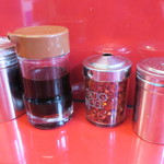 ラーメン二郎 - 卓上調味料