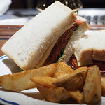 テディ・ルーズヴェルト・ラウンジ - パストラミのグラハムサンドウィッチ、フライドポテト添え