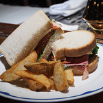 テディ・ルーズヴェルト・ラウンジ - パストラミのグラハムサンドウィッチ、フライドポテト添え