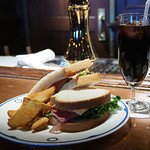 テディ・ルーズヴェルト・ラウンジ - パストラミのグラハムサンドウィッチ、フライドポテト添え