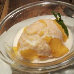 グルガオン - マンゴープリンは、生クリームがかけられています。生クリームの仄かな甘味とマンゴープリンの仄かな酸味が良く合って絶妙な味わいです。