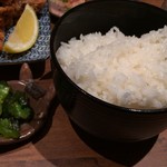 京橋 炉端焼 ロバ - ランチ とり唐セットのご飯と香の物（小皿がロバ）