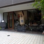ビルの１階にお店があるのですが、上手に観葉植物等を配置しています。