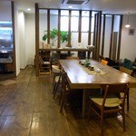 ディアカップ - 店内の雰囲気です。 雑誌から抜け出したような店内でしたよ。  落ち着いた雰囲気で、居心地の良いお店でした。 お店の中心には大きなテーブルが設置されています。