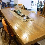 ディアカップ - テーブル、チェアー、床、壁、照明．．．． 全てがバランスよく、美しく配置されていますよね。 いい感じです。