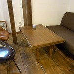 ディアカップ - 長椅子と丸椅子のテーブル席ですね。 長椅子に座るとくつろげそうですね。 このテーブルもいい感じですよね。