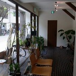 ディアカップ - ここにも、沢山の観葉植物が置いてありますね。 開放的な感じが、よい雰囲気をかもしだしていますよね。