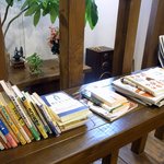 ディアカップ - 店内には、沢山の本が置いてありましたよ。 時間を忘れて読んでしまいそうです。 次に行ったときには、何か読んでみようかな。