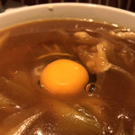 味奈登庵 - 玉子は最初に投入。
      食べる頃にはほどよく温められ、黄身トロットロ♡