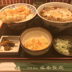 味奈登庵 - いか天丼セット（温かいそば）＋玉子♡  
      無料の揚げ玉はもちろん貰う。
      アゲダマビンボー！