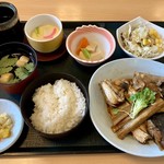 Sanzokuya - ハマチあら定食 ９２０円