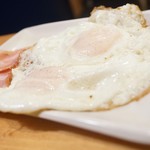 札幌ザンギ本舗 - ベーコンエッグ