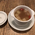 広東名菜 福鼓樓 - 薬膳スープ。じんわりと食前の胃を満たす。だいこんがたっぷり。