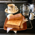 ウイーン - ホットコーヒー、モーニングセットのバタートーストとゆで卵