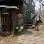 curry 冬椿 - 店入口は二階です