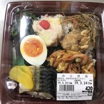 ナイスムラカミ - 結構大きいのですが安い！唐揚げ、焼きサバ、かき揚げ半分、ポテサラ、きんぴらゴボウ、青菜の和え物、半熟卵、海苔の下にはふりかけがかけてあります。コンビニのより美味しい。