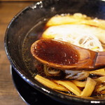 海から空へ… - スープは濃いめの醤油味がガツンと主張してます。