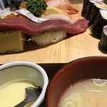 大船鮨 - 赤身がすべり台になっています。茶碗蒸しと味噌汁付き