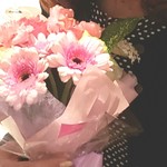 ミクニナゴヤ - お店のかたから素敵なガーベラの花束のプレゼント♥️
      ピンクのガーベラの花言葉は【崇高美】