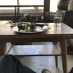 さんきゅーカフェ - 薪ストーブの前でまったりと食事中！