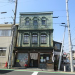 手打ちそば 百丈 - 外観は緑青が噴く三階建て