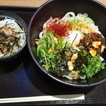 さかい庵 - 右、『スタミナ温玉混ぜうどん』(税込み890円)
            左、『ミニシラス丼』(税込み300円)